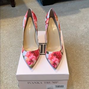 Ivanka Trump floral pump heel height 4"